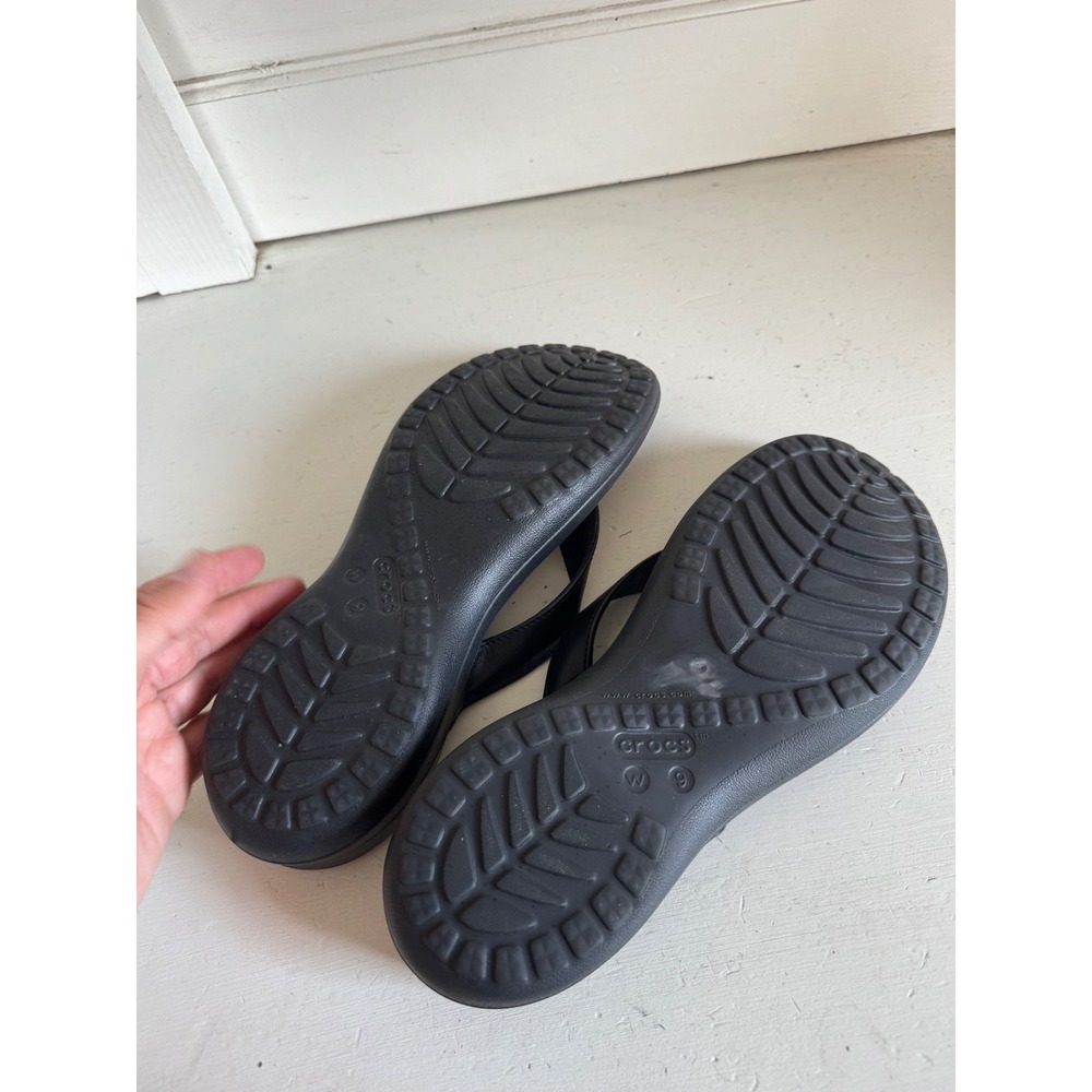 Crocs women's black flip flops size 9 - Picture 9 of 10